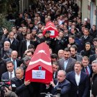 Istanbul (Turkey), 14/11/2022.-El vicepresidente turco Fuat Oktay (frente a la izquierda), el presidente de la Gran Asamblea Nacional turca Mustafa Sentop (frente a la derecha) y personas que llevan el ataúd de Arzu Ozsoy y su hija Yagmur Ucar, quienes murieron en la explosión durante su funeral en Estambul.