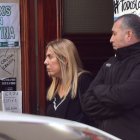 La jueza María Eugenia Capuchetti sale de la casa de la vicepresidenta Cristina Fernández de Kirchner, en una fotografía de archivo. EFE/Enrique Garcia Medina