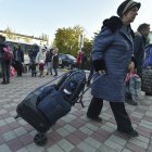 Personas evacuadas del distrito de Novokakhovsky, en Jersón, llegan a una estación ferroviaria en Dzhankoi, en Crimea, el pasado 2 de noviembre. EFE/EPA/STRINGER