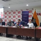 El ministro del Interior, Juan Zapata (centro),  participó este lunes 14 de noviembre en una rueda de prensa sobre el plan nacional "Escuelas Seguras".