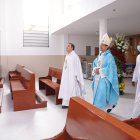 Por la nueva obra. El padre Yair Rodríguez recorre junto a monseñor Luis Cabrera Herrera, arzobispo de Guayaquil, la capilla construida en un 90 %.