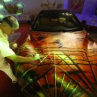 Guadalajara. Un artista detalla líneas y relieves en un Ferrari.