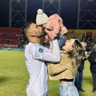 Damian y Vicky junto a su hija.