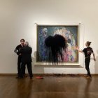 Dos activistas han arrojado petróleo sobre el cuadro "Muerte y vida" de Gustav Klimt (1862-1918) en el museo Leopold de Viena para denunciar la inacción contra la crisis climática.