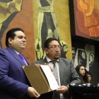 Juan Carlos Larrea (i) tras firmar el acta de posesión en el legislativo.