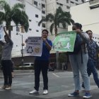 Los estudiantes de la Universidad Agraria se apostaron en diferentes puntos del centro de la ciudad, con letreros que contenían mensajes sobre el cuidado del medio ambiente.