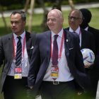 Bali (Indonesia), 15/11/2022.- FIFA President Gianni Infantino (C) walks to attend a lunch as part of the G20 Leaders" Summit in Bali, Indonesia, 15 November 2022. The 17th Group of Twenty (G20) Heads of State and Government Summit runs from 15 to 16 November 2022. EFE/EPA/ACHMAD IBRAHIM / POOL