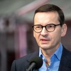 El primer ministro polaco, Mateusz Morawiecki, asiste a una conferencia de prensa en una fábrica de aviones en Bydgoszcz, Polonia, el 14 de noviembre de 2022.