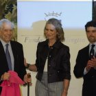 El premio Nobel de Literatura Mario Vargas Llosa con Elena de Borbón y el director del Centro de Asuntos Taurinos de la Comunidad de Madrid, Miguel Abellán.