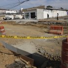 Tal como lo ha contado EXPRESO en una serie de reportajes, hay varias obras que se encuentran a medias en la ciudad, lo que causa molestia a los guayaquileños. 

En la ciudadela Guayacanes, norte de la urbe, una tubería de agua rota provocó que se realicen trabajos en la vía; sin embargo, luego de tres semanas, la obra continúa inconclusa. “Han pasado ya más de 20 días. Los trabajadores vienen, hacen un hueco, nosotros llamamos a reclamar y luego lo tapan con piedra chispa, eso ha ocurrido varias veces, pero no hay una solución real”, reclama Nereida Moreno, moradora de la manzana  202, quien teme que esta situación provoque accidentes. “Supuestamente, para evitar choques, colocaron un palo, pero lo que puede provocar es que los carros se rayen con eso. Esperamos que realmente culminen lo que empiezan y no dejen las cosas a medias”, insistió la mujer.

Otro de los reclamos de los moradores es que los trabajos se realizan en las madrugadas, lo que no permite descansar al vecindario.