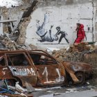 Kiev. Una persona se acerca a admirar la pintura que aparece en una pared de esta capital europea.