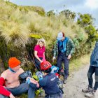 Revisión. Rescatistas brindan atención prehospitalaria a los turistas.