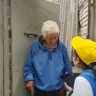 Visita de una censista a una vivienda que habita un adulto mayor.