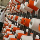 VISTA DE TUBOS DE HILO EN MÁQUINA TEXTIL INDUSTRIAL |