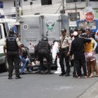 El levantamiento de cadáveres es observado por los moradores del lugar, entre el público suelen estar niños.