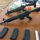 Dos de los fusiles requisados tras allanamiento en sauces 7