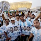 En la foto, tomada el 09/09/2022, aficionados locales seguidores de Argentina momentos antes de la Lusail Super Cup en el estadio de Luisal, donde se jugará la final del Mundial.