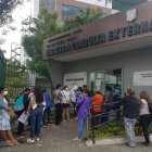 Usuarios esperan su turno para ingresar al área de consulta externa del Hospital Abel Gilbert Pontón, en el suroeste de Guayaquil.