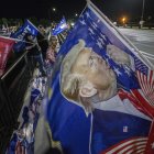 Los partidarios del expresidente de los Estados Unidos, Donald Trump, se paran frente al Mar-a-Lago Club, donde Trump hará un anuncio en Palm Beach, Florida. EFE/EPA/CRISTOBAL HERRERA-ULASHKEVICH