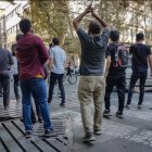 Manifestantes se enfrentan con la policía durante una protesta por la muerte de la joven iraní Mahsa Amini en Teherán el pasado 9 de octubre de 2022