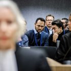 Familiares de las víctimas del derribo del vuelo MH17 asisten a un juicio en el Complejo Judicial de Schiphol en Badhoevedorp, Países Bajos, el 17 de noviembre de 2022. EFE/EPA/REMKO DE WAAL