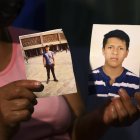 La madre de Adrián Tacuri sostiene una foto de su hijo el 28 de septiembre de 2022, en Cuenca (Ecuador).