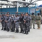 Los exteriores de la Penitenciaría del Litoral son custodiados por policías y se requiere además la intervención militar para los operativos de control.