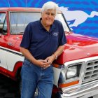 Jay Leno es conocido por tener una amplia colección de autos clásicos.