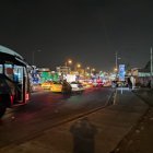 Oscuro. La zona con las luminarias apagadas es altamente traficada.