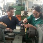 Angelina Chuquitarco durante sus prácticas de electromecánica.