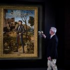 La obra "Joven caballero en un paisaje", del pintor cuatrocentista italiano Vittore Carpaccio, en una fotografía de archivo.