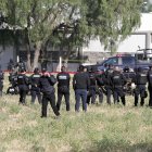 Agentes de la policía observan los restos del accidente del helicóptero de la Secretaría de Seguridad Publica estatal hoy, en la ciudad de Aguascalientes (México). Un helicóptero se desplomó este jueves en el estado de Aguascalientes, en el centro de México, y cuatro personas fallecieron en el accidente, entre ellos el secretario de Seguridad del Estado, Porfirio Javier Sánchez, confirmó la gobernadora, Teresa Jiménez, a través de Twitter. EFE/Sebastián López