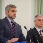 Fotografía cedida por la Oficina de Prensa de la Presidencia de Paraguay del mandatario, Mario Abdo Benitez (i), junto al embajador de Estados Unidos en Paraguay, Marc Ostfield, durante una rueda de prensa en Asunción (Paraguay). EFE/Anibal Ovelar/Oficina de Prensa de la Presidencia de Paraguay