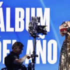 Rosalía reacciona al aceptar su premio a Álbum del Año durante la 23ª Entrega Anual de los Premios Grammy Latinos