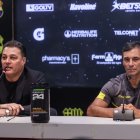 Alfaro Moreno (i) admitió que Fabián Bustos seguirá siendo el entrenador de Barcelona.