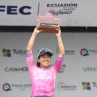 La ciclista Miryam Núñez durante la celebración tras ganar la primera edición de la Vuelta femenina.
