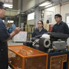Imagen referencial de estudiantes de una carrera de ingeniería en uno de los laboratorios.