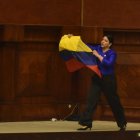 Ibeth Estupiñán llegó portando una bandera de Ecuador al pleno de la Asamblea Nacional.