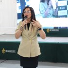 La presidente del CACES, Wendy Anzules, durante un taller en un instituto superior.