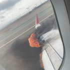 Uno de los pasajeros capturó en una fotografía las llamas sobre una de las alas del avión