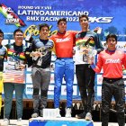 Cristhian Castro (i), en el podio de los monarcas del circuito regional 2022.