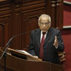 El primer ministro de Perú, Aníbal Torres, fue registrado este jueves, 17 de noviembre, al intervenir ante una sesión plenaria del Congreso, en Lima (Perú). EFE/Str