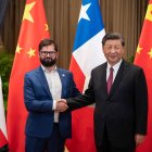 El  mandatario Gabriel Boric (i), junto al presidente de China, Xi Jinping (d), durante una reunión bilateral, hoy vieres 18 de noviembre, en Bangkok (Tailandia)