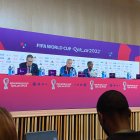 El jugador Moisés Caicedo junto al técnico de la selección ecuatoriana Gustavo Alfaro.