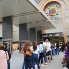 Antes de que abra el centro comercial las personas ya estaban fuera de la instalación para ingresar.