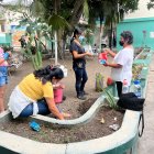 Los adultos limpiaban también dentro de la institución.
