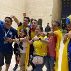 Hinchas ecuatorianos celebrando a La Tri en Doha.
