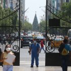 La avenida 9 de Octubre atraviesa la zona céntrica de la ciudad. En la mitad del camino entre el malecón Salado y el 2000, se encuentra el histórico parque Centenario.