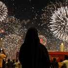 Fuegos artificiales durante la inauguración del "FIFA Fan Festival" este sábado en Doha, en el que se interpretó el primer himno de la fiesta, "Tukoh Taka".