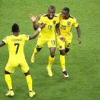 Enner Valencia (C) de Ecuador celebra con sus compañeros de equipo Pervis Estupinan y Jhegson Méndez después de anotar su segundo gol durante la Copa Mundial de la FIFA 2022